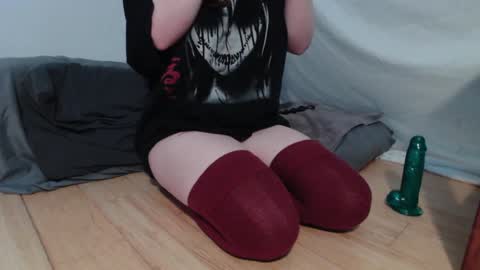 Snapshot of wacky_weirdo chatting on 09-15-25, 04:01 Rose online show from 09-15-25, 04:01