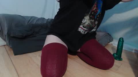 Snapshot of wacky_weirdo chatting on 10-01-25, 10:49 Rose online show from 10-01-25, 10:49