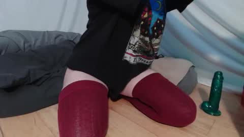 Snapshot of wacky_weirdo chatting on 11-12-25, 12:00 Rose online show from 11-12-25, 12:00