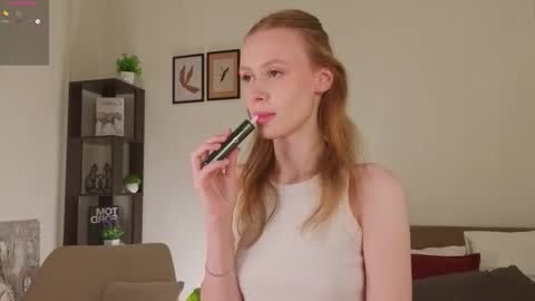 Snapshot of wandaalsbrook chatting on 09-18-25, 11:29 Emi online show from 09-18-25, 11:29