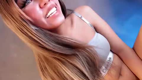 Isla Fox online show from 09-19-25, 05:53