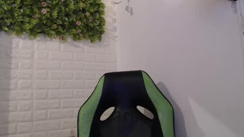 Snapshot of we_n_you chatting on 02-13-25, 04:39 Trixie 3 online show from 02-13-25, 04:39