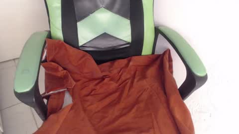 Snapshot of we_n_you chatting on 10-02-25, 01:18 Trixie 3 online show from 10-02-25, 01:18