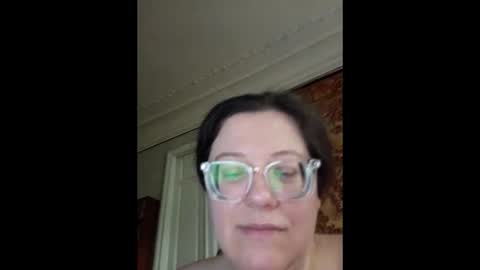 Snapshot of webgirl2 chatting on 05-19-26, 04:02 Marina online show from 05-19-26, 04:02