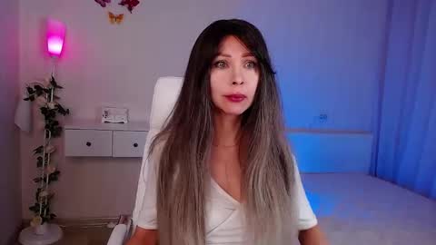 Snapshot of wendifoster chatting on 11-17-25, 06:35 Wendi Foster online show from 11-17-25, 06:35