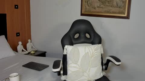 Wendy Marshall  online show from 04-11-26, 06:01