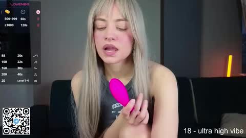 Snapshot of wendylovelylovew chatting on 09-26-25, 01:37 Wendy online show from 09-26-25, 01:37