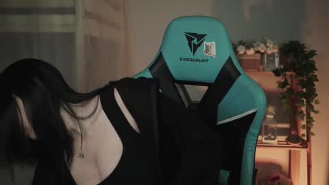 little girl who is always rightLisa online show from 10-22-25, 01:39