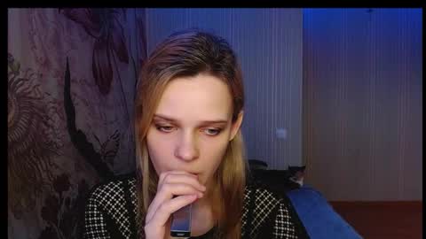 Snapshot of wicky_hey chatting on 11-25-25, 07:47 Victoria online show from 11-25-25, 07:47