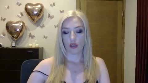 Snapshot of wild_silk_desire chatting on 06-25-26, 05:17 Alina online show from 06-25-26, 05:17