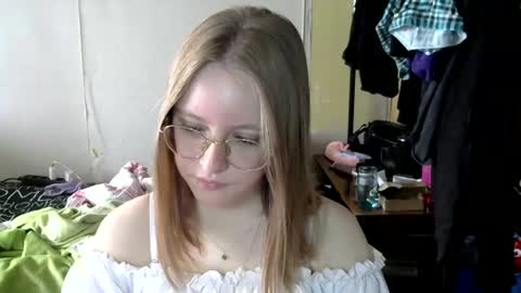Snapshot of willenasow chatting on 07-09-26, 05:44 Olivia online show from 07-09-26, 05:44