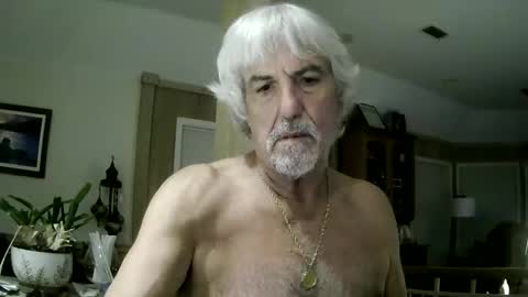 Snapshot of winedog2020 chatting on 05-27-26, 08:33 Gundja Man online show from 05-27-26, 08:33