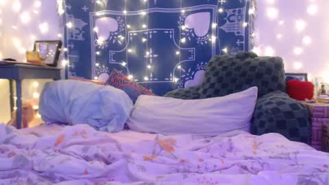 Snapshot of wingardiumleveveosa chatting on 12-12-24, 03:43 Eevie online show from 12-12-24, 03:43