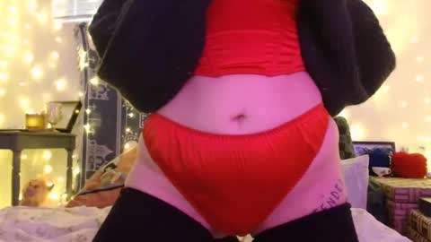 Snapshot of wingardiumleveveosa chatting on 12-25-24, 11:10 Eevie online show from 12-25-24, 11:10