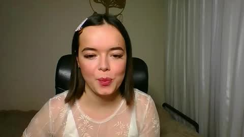 Snapshot of winter__white_rose chatting on 09-25-25, 04:00 Emma online show from 09-25-25, 04:00