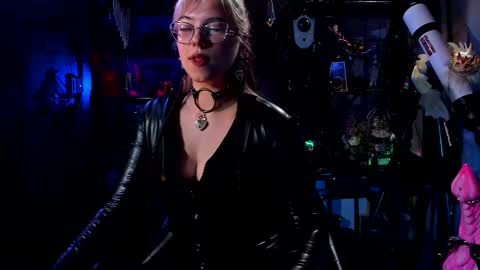 Snapshot of witch_fiona chatting on 02-18-25, 07:09 Goddess of two strapons - Mr. long Don Mr. Pinky online show from 02-18-25, 07:09