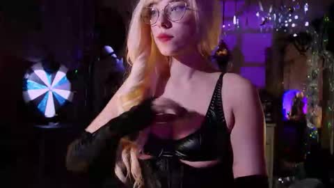 Snapshot of witch_fiona chatting on 04-23-26, 08:11 Goddess of two strapons - Mr. long Don Mr. Pinky online show from 04-23-26, 08:11