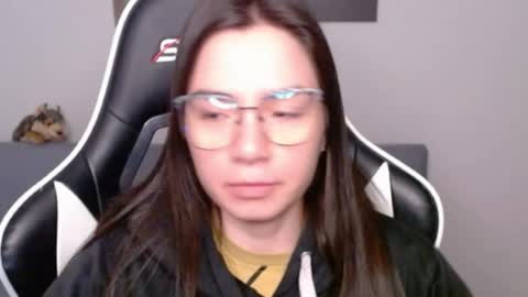 Snapshot of wolfs_daughter chatting on 06-18-26, 02:01 Alex online show from 06-18-26, 02:01