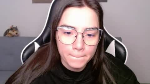 Snapshot of wolfs_daughter chatting on 06-21-26, 01:41 Alex online show from 06-21-26, 01:41