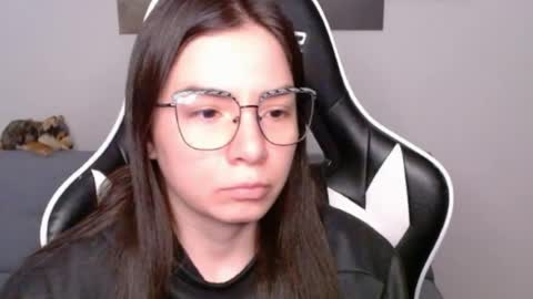 Snapshot of wolfs_daughter chatting on 07-15-26, 02:06 Alex online show from 07-15-26, 02:06