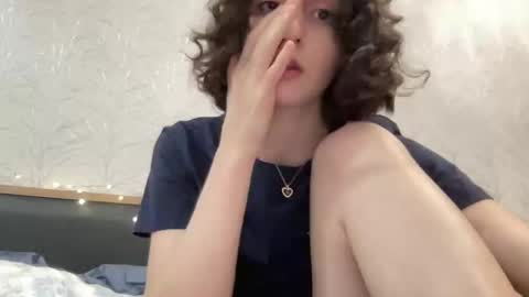 Snapshot of wonderland_stia chatting on 03-12-25, 01:40 Stia online show from 03-12-25, 01:40