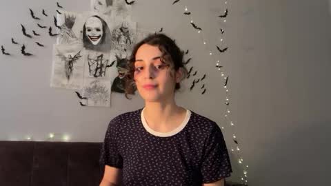 Snapshot of wonderland_stia chatting on 10-29-25, 05:42 Stia online show from 10-29-25, 05:42