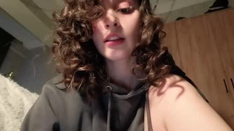 Snapshot of wonderland_stia chatting on 01-09-26, 01:47 Stia online show from 01-09-26, 01:47