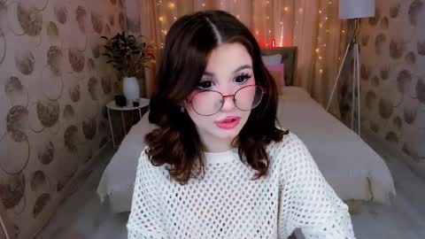Snapshot of wondrousradiance chatting on 03-10-25, 12:37 Bella online show from 03-10-25, 12:37
