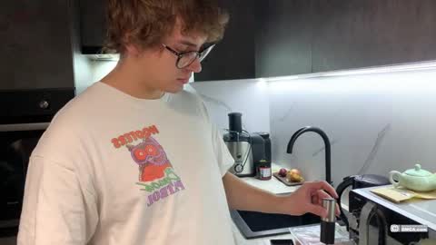 Snapshot of woods_jerk chatting on 10-27-25, 06:23 Mitya online show from 10-27-25, 06:23