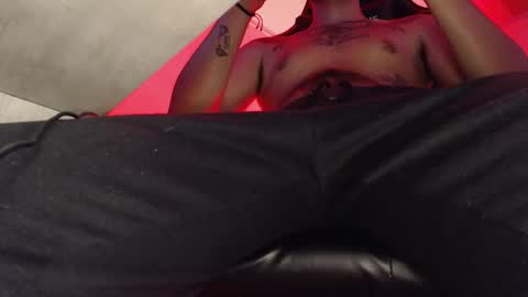 Snapshot of woondeer17 chatting on 11-10-25, 07:02 Woondeer online show from 11-10-25, 07:02