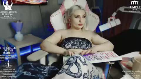 Snapshot of wounded_goddess chatting on 10-24-25, 07:10 Goddess Sophy online show from 10-24-25, 07:10