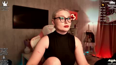 Snapshot of wounded_goddess chatting on 11-22-25, 06:07 Goddess Sophy online show from 11-22-25, 06:07