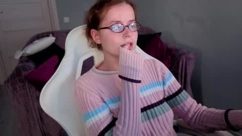 Snapshot of wow_luvng chatting on 09-21-25, 01:57 Rebecy online show from 09-21-25, 01:57