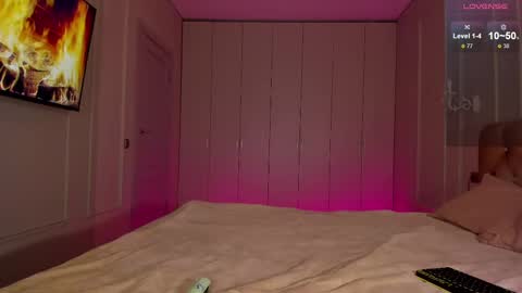 Snapshot of wow_peach_girl chatting on 02-20-25, 09:33 Liza online show from 02-20-25, 09:33