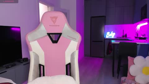 Emi online show from 12-18-25, 04:02