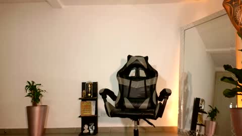 Snapshot of wyatt_rose chatting on 10-16-25, 01:06 wyatt online show from 10-16-25, 01:06