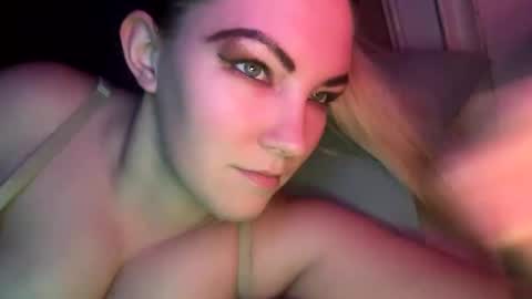 Snapshot of x_dreamgirl_x chatting on 12-18-24, 04:42 Mariah online show from 12-18-24, 04:42