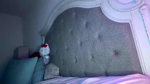 Snapshot of x_dreamgirl_x chatting on 01-04-25, 06:52 Mariah online show from 01-04-25, 06:52