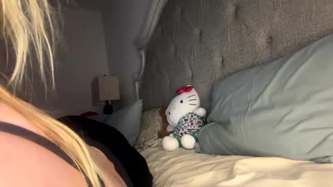 Snapshot of x_dreamgirl_x chatting on 01-11-25, 10:51 Mariah online show from 01-11-25, 10:51