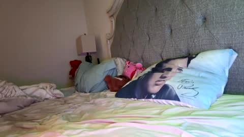 Snapshot of x_dreamgirl_x chatting on 03-09-25, 05:44 Mariah online show from 03-09-25, 05:44