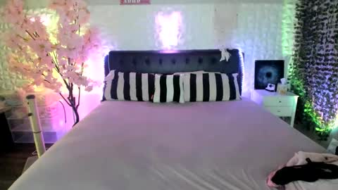Snapshot of xbbyblonde chatting on 06-11-26, 02:53 b 3 online show from 06-11-26, 02:53