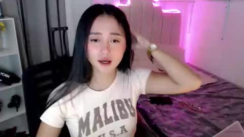 Snapshot of xhena_blossom chatting on 10-20-25, 10:49 xhena online show from 10-20-25, 10:49