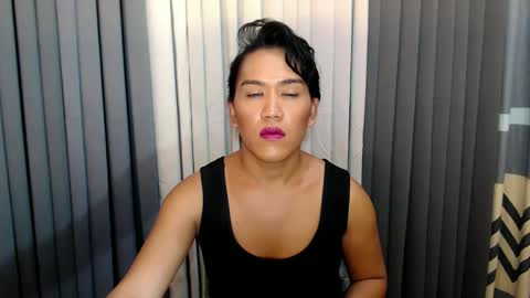 GWEN THOMPSON .......   online show from 02-02-25, 11:08