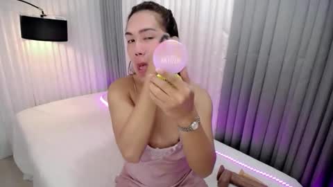 GWEN THOMPSON .......   online show from 09-21-25, 03:35