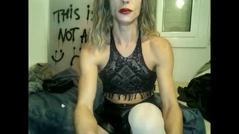 Snapshot of xlecram chatting on 12-12-24, 08:36 Wendy online show from 12-12-24, 08:36