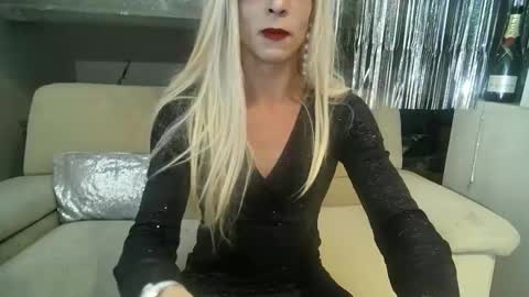 Snapshot of xlecram chatting on 01-11-25, 08:54 Wendy online show from 01-11-25, 08:54