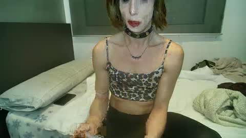 Snapshot of xlecram chatting on 03-08-25, 12:20 Wendy online show from 03-08-25, 12:20