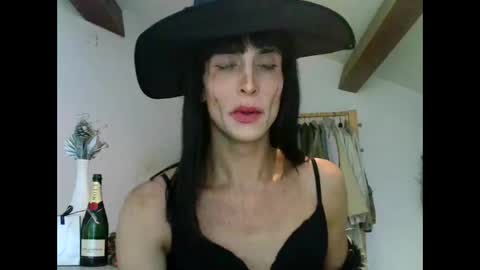 Snapshot of xlecram chatting on 10-24-25, 01:51 Wendy online show from 10-24-25, 01:51