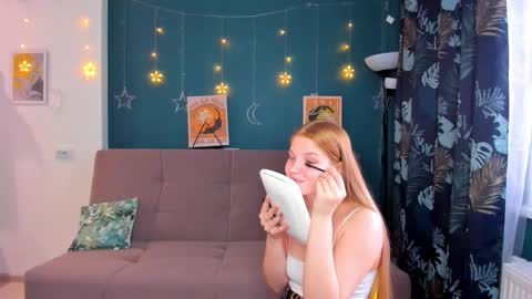 Snapshot of xloe_queen chatting on 12-13-24, 07:25 Chloe online show from 12-13-24, 07:25