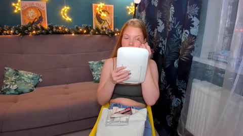 Snapshot of xloe_queen chatting on 12-16-24, 02:16 Chloe online show from 12-16-24, 02:16